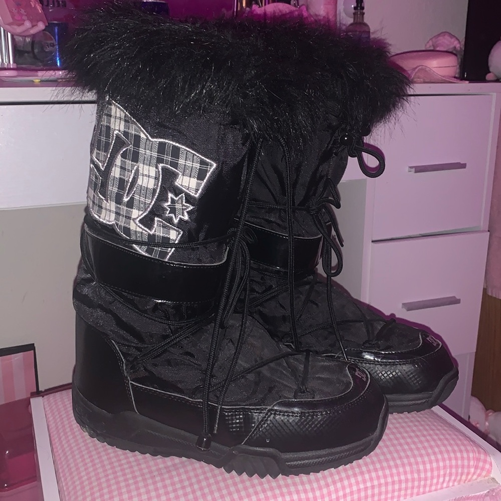 Y2K DC SNOW BOOTS 🖤🤍